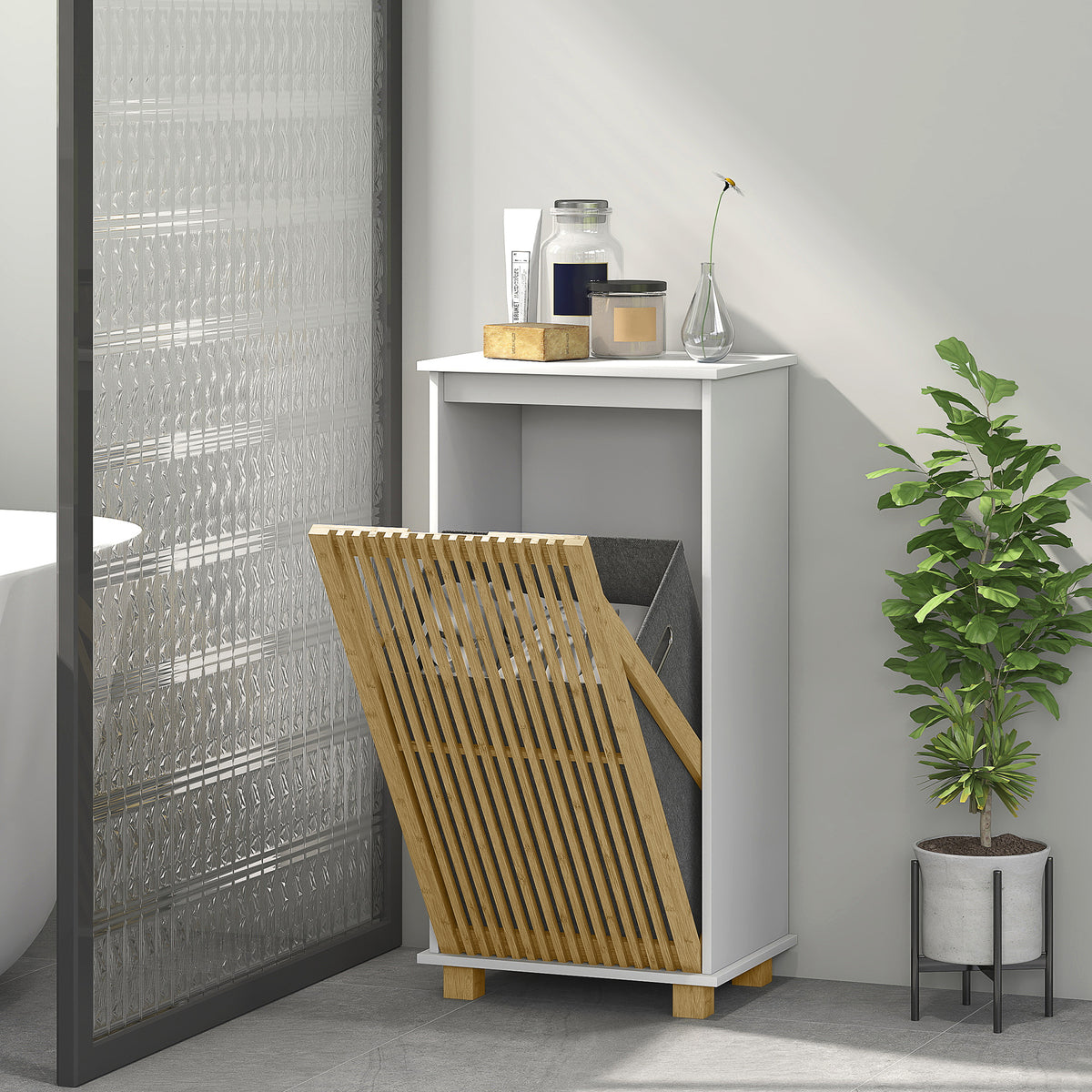 HOMCOM Badezimmerschrank mit Wäschekorb, lamellenförmige Bambustür und abnehmbarem Beutel, weiß und Naturholzeffekt